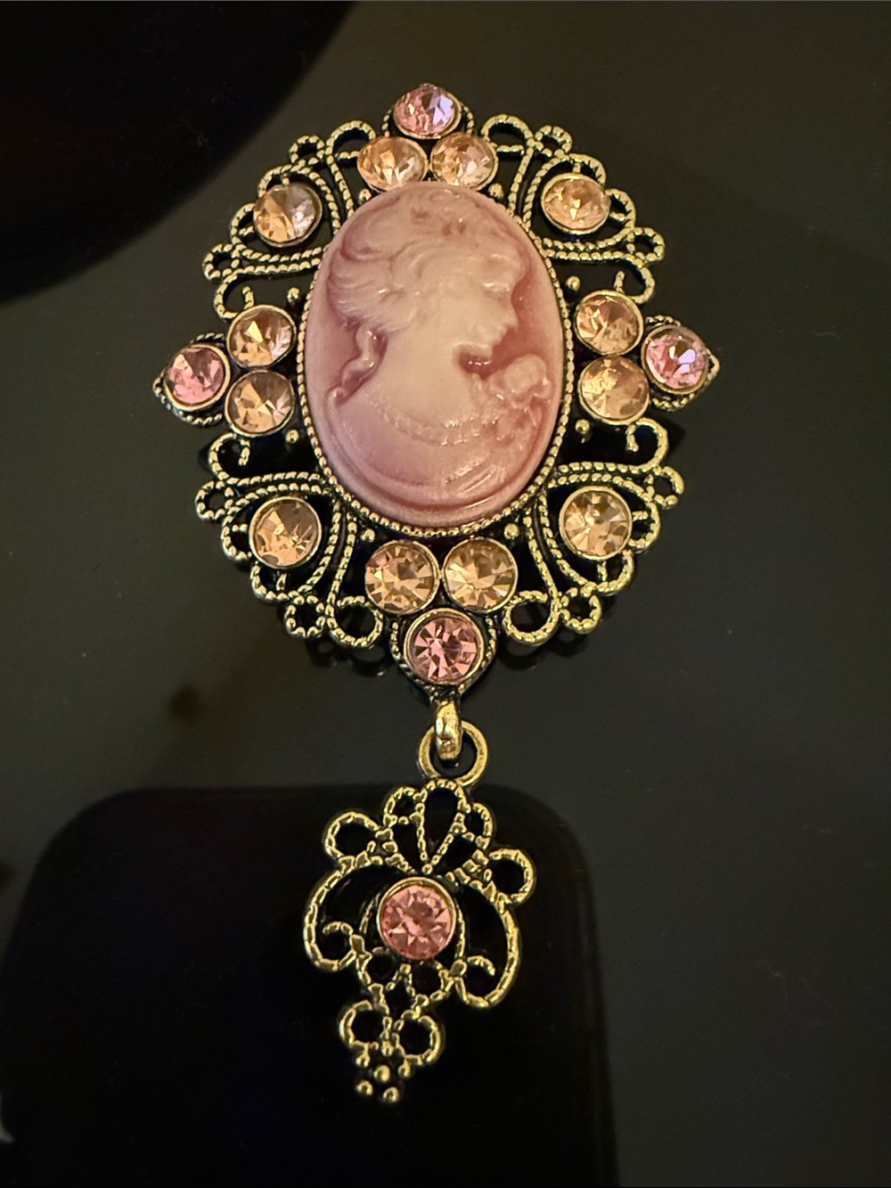 Vintage-Style Pink Cameo Pendant Brooch - Gold Tone